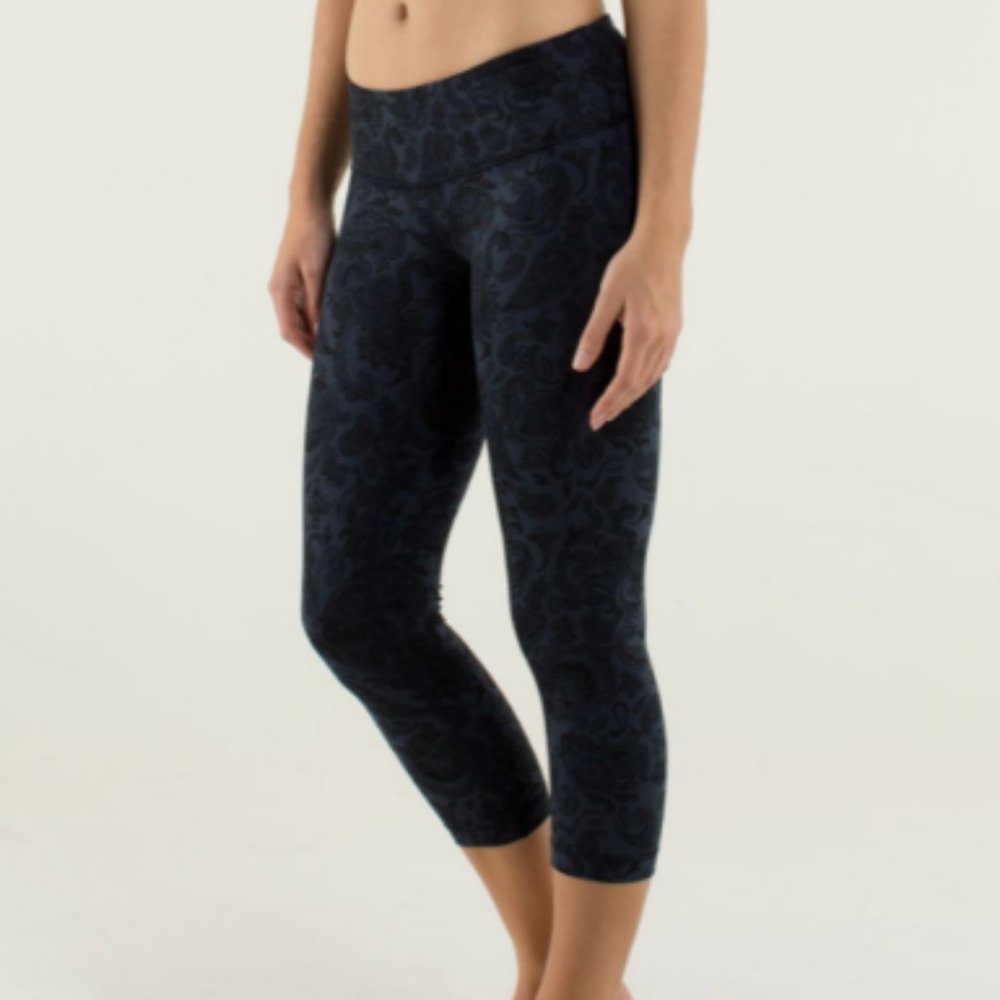 Lululemon Wunder Under Crop, Blue Paisley, size 8